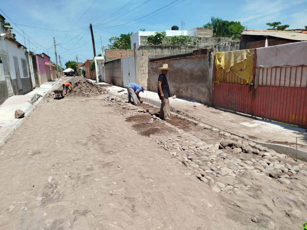 Avanza obra de empedrado en la calle Anacleto Correa de Tuxpan