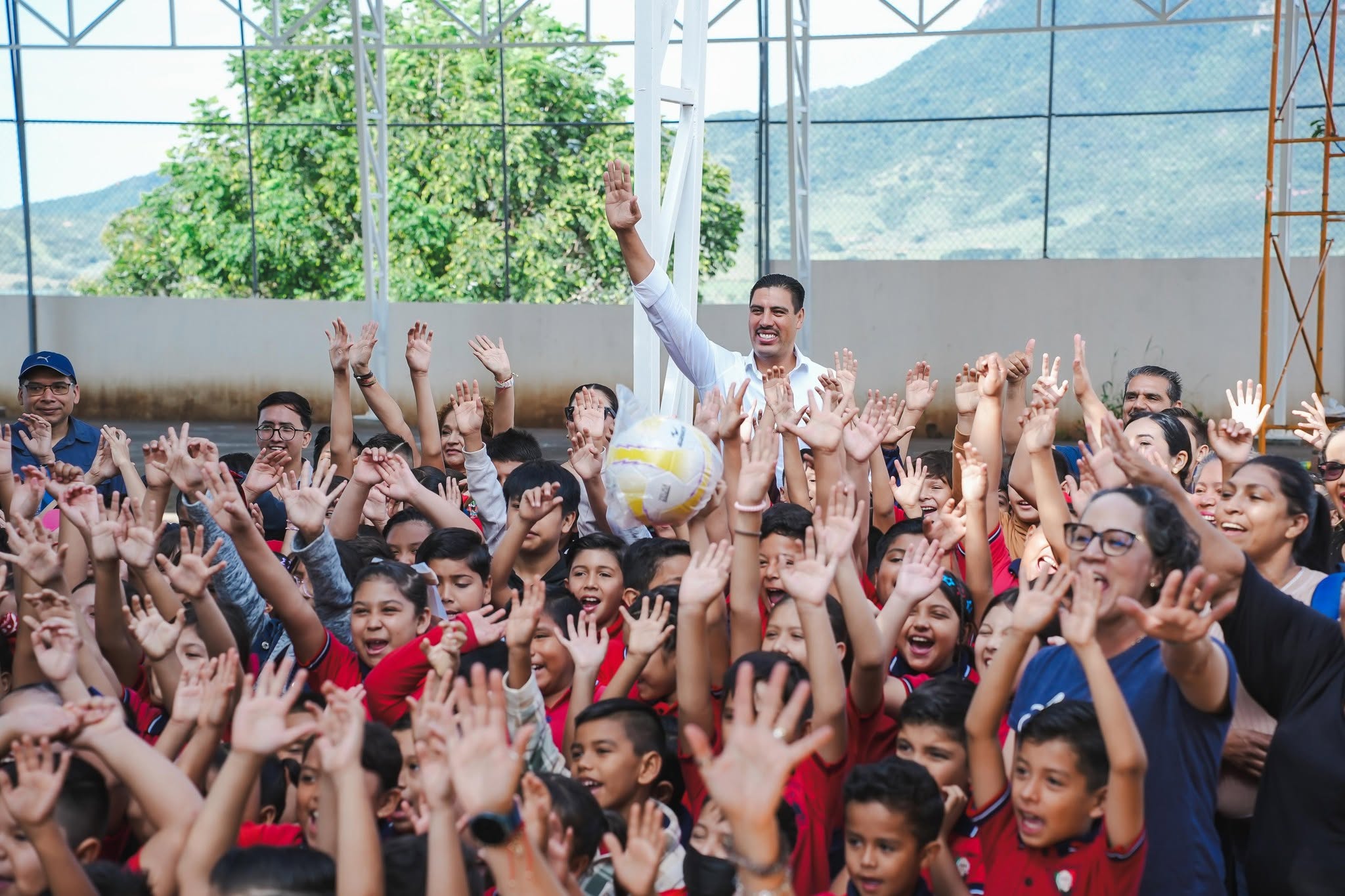 Gustavo Ayón entrega nueva aula en la Escuela 15 de Septiembre de Compostela