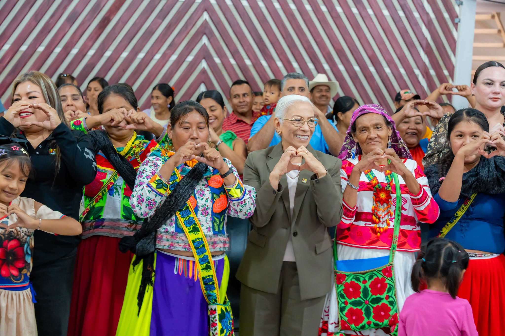 Beatriz Estrada entrega créditos a emprendedores indígenas de Nayarit