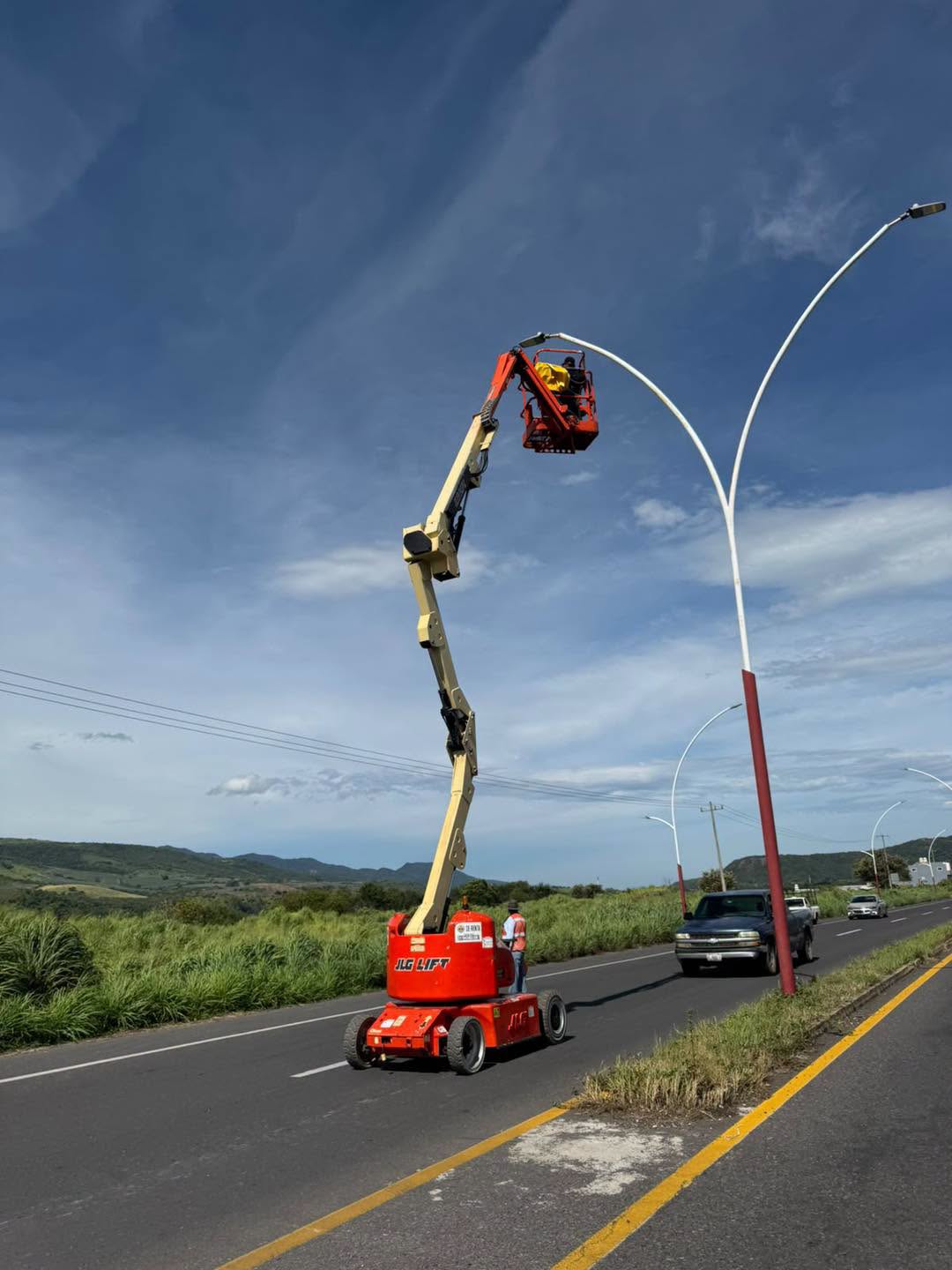 Ahuacatlán avanza en la rehabilitación del alumbrado público del Boulevard Jorge Tiznado
