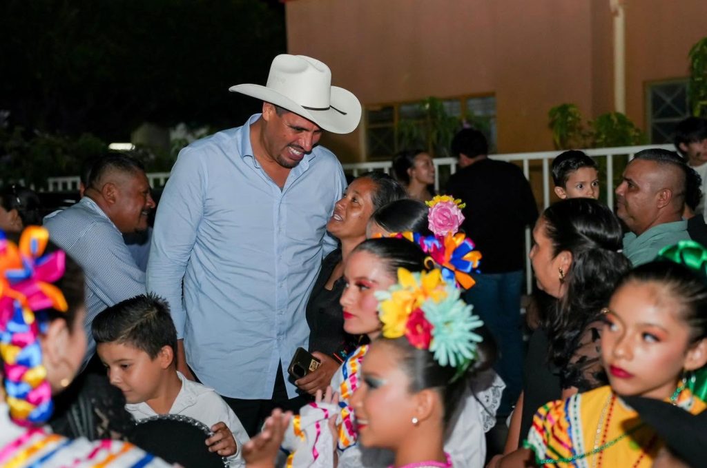 Gustavo Ayón acompaña a familias de Ahuacatlán durante el rompimiento de sus fiestas