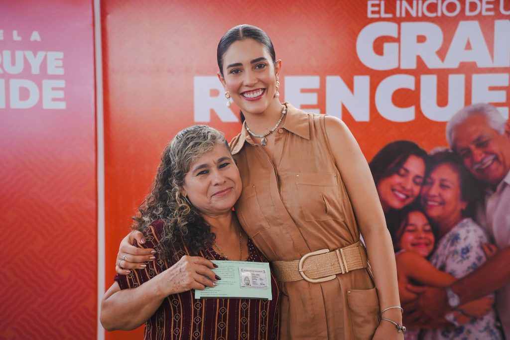 Compostela entrega 80 visas mediante programa Reuniendo Familias