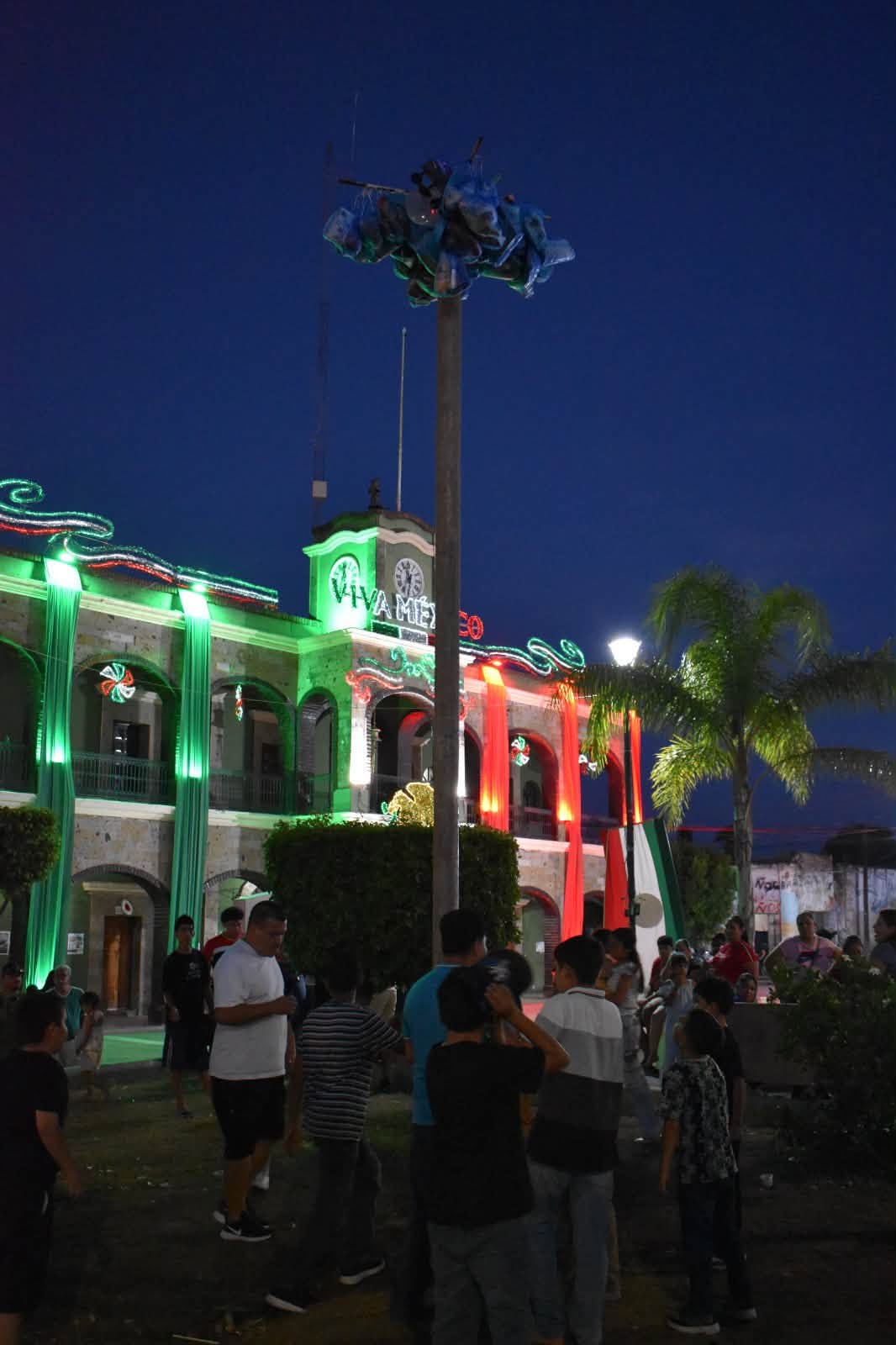 Tecuala concluye las Fiestas Patrias 2026 con el tradicional Palo Encebado