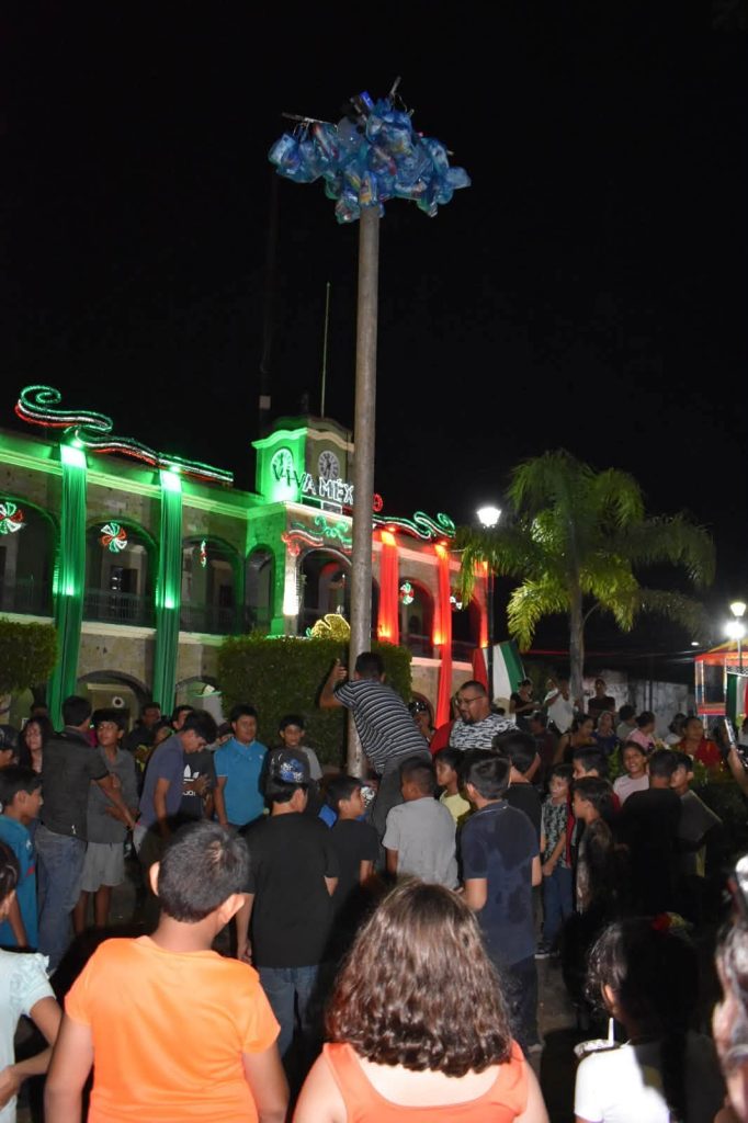 Tecuala concluye las Fiestas Patrias 2026 con el tradicional Palo Encebado