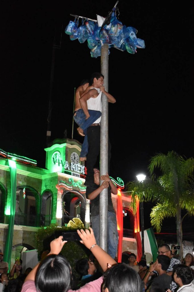 Tecuala concluye las Fiestas Patrias 2026 con el tradicional Palo Encebado