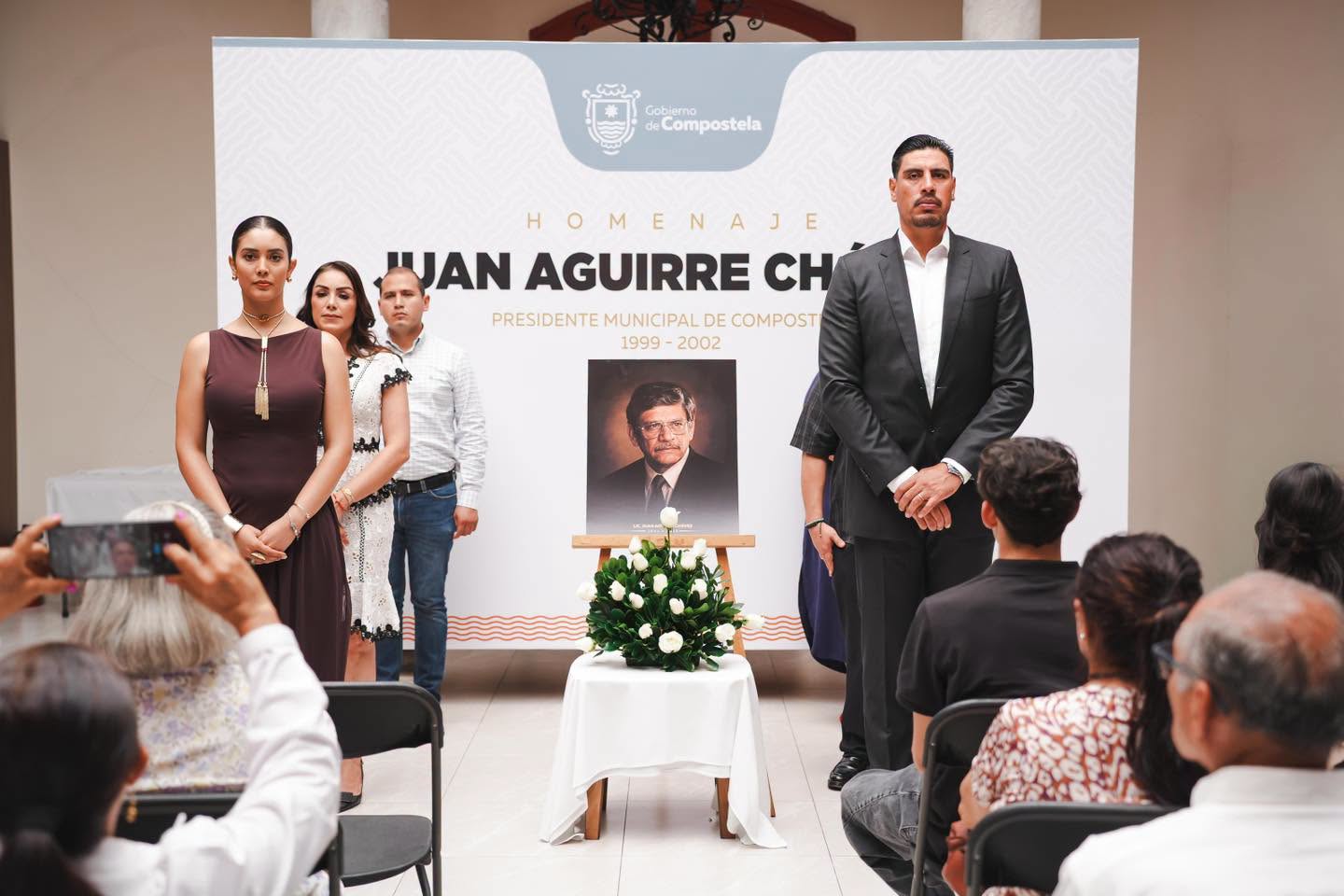 Compostela reconoce la trayectoria de Juan Aguirre Chávez como presidente municipal