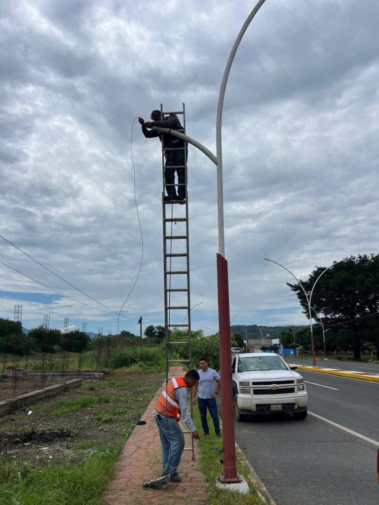 Ahuacatlán avanza en la rehabilitación del alumbrado público del Boulevard Jorge Tiznado