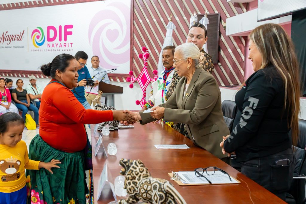 Beatriz Estrada entrega créditos a emprendedores indígenas de Nayarit