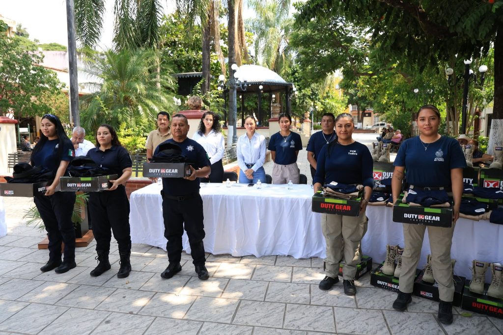 Amatlán de Cañas fortalece Seguridad Pública con motocicleta y uniformes