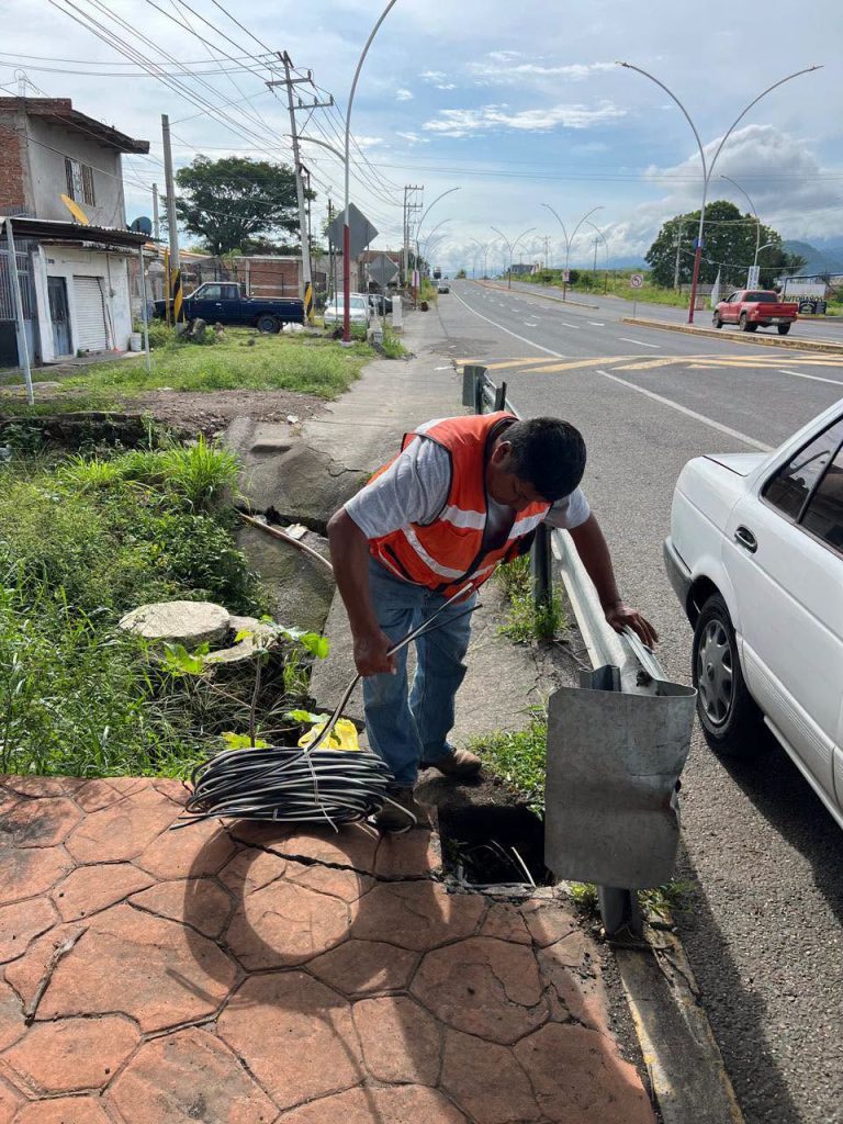 Ahuacatlán avanza en la rehabilitación del alumbrado público del Boulevard Jorge Tiznado