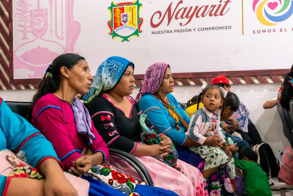 Beatriz Estrada entrega créditos a emprendedores indígenas de Nayarit