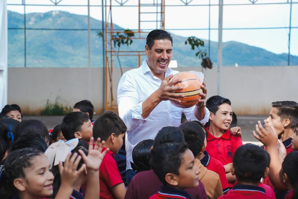 Gustavo Ayón entrega nueva aula en la Escuela 15 de Septiembre de Compostela