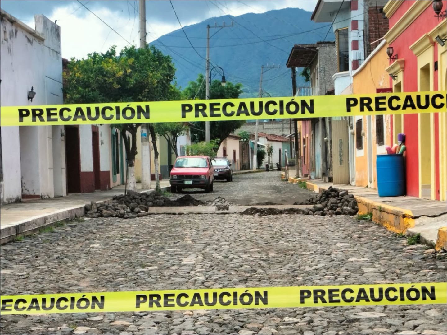 Reparan topes y mantienen cerrada temporalmente la calle Juárez en Jala