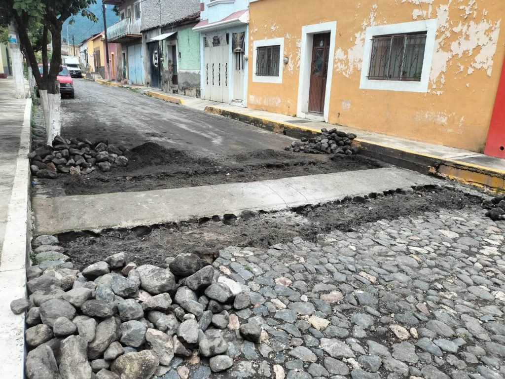 Reparan topes y mantienen cerrada temporalmente la calle Juárez en Jala