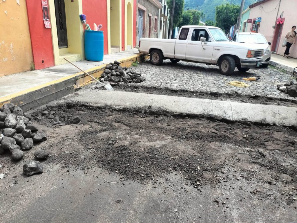 Reparan topes y mantienen cerrada temporalmente la calle Juárez en Jala
