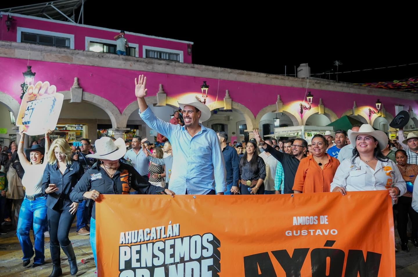Gustavo Ayón acompaña a familias de Ahuacatlán durante el rompimiento de sus fiestas