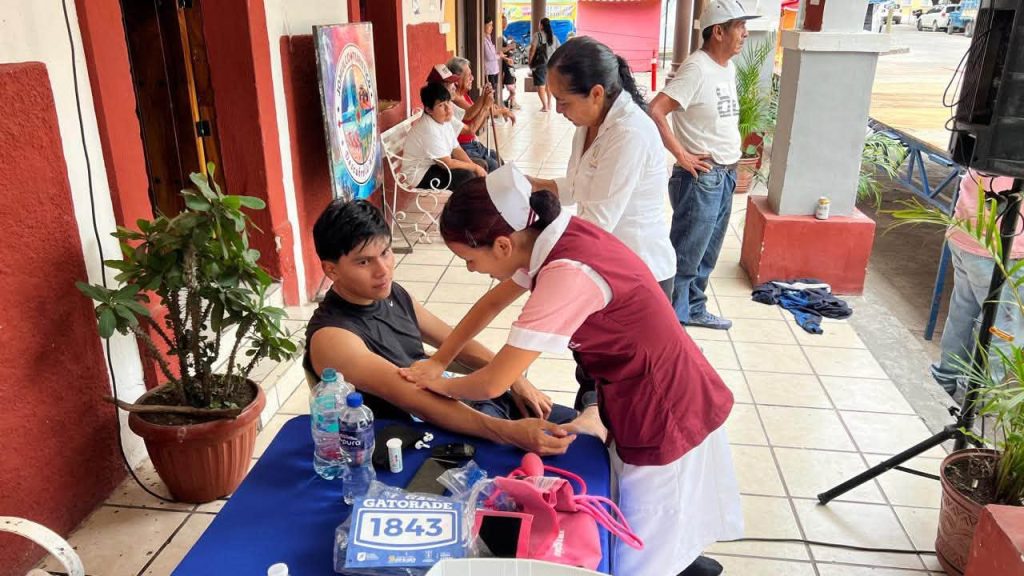 Salud Municipal brinda primeros auxilios durante la Feria Artesanal Jomulco 2026