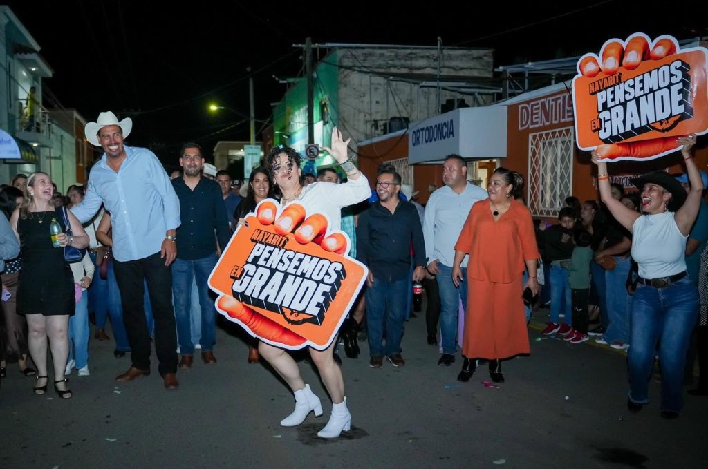 Gustavo Ayón acompaña a familias de Ahuacatlán durante el rompimiento de sus fiestas