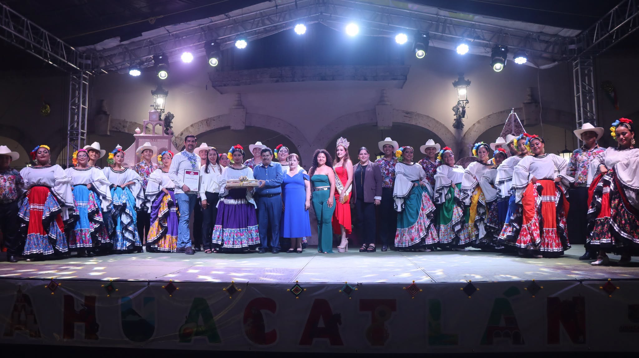Ballet Folklórico de Bahía de Banderas se presenta en las Fiestas de Octubre de Ahuacatlán