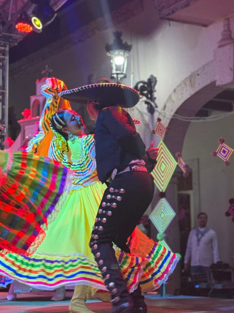 Ballet Folklórico de Bahía de Banderas se presenta en las Fiestas de Octubre de Ahuacatlán