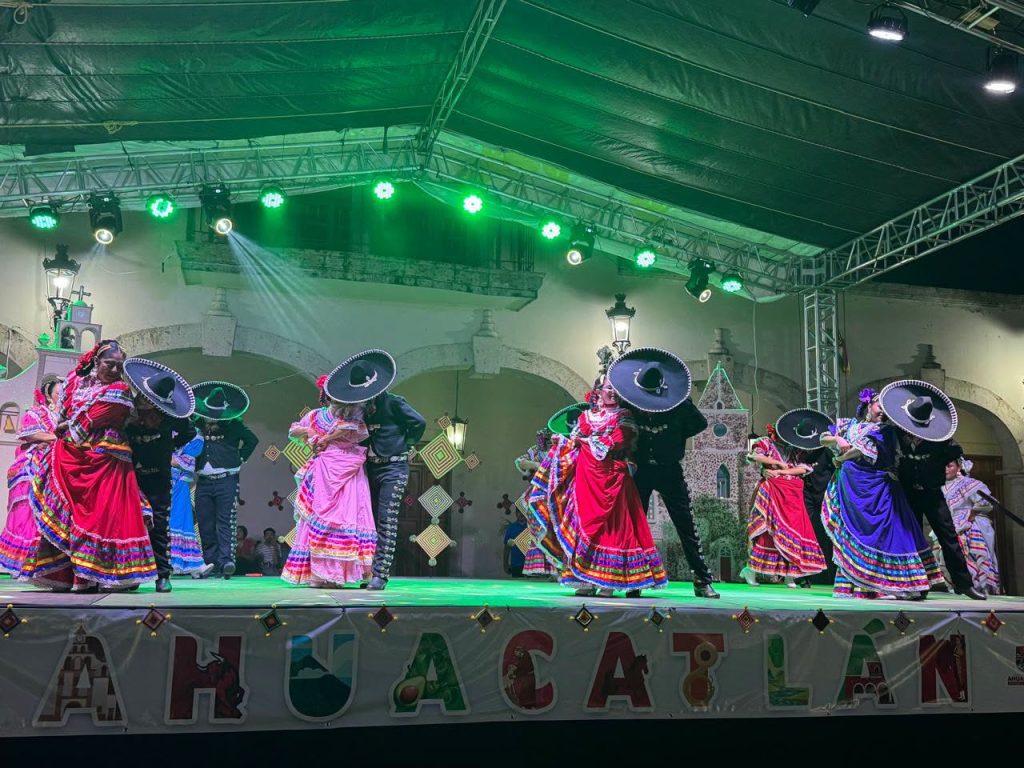 Ballet Folklórico de Bahía de Banderas se presenta en las Fiestas de Octubre de Ahuacatlán