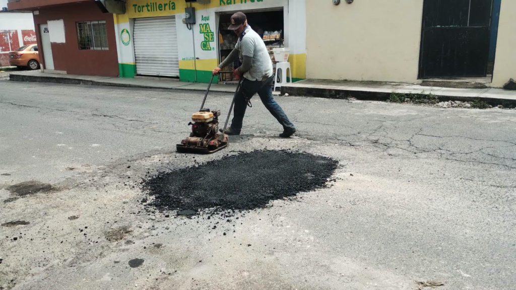 Xalisco continúa con trabajos de bacheo para mejorar vialidades