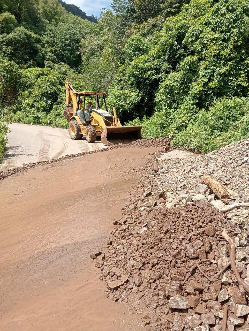 Limpian y retiran derrumbes en la carretera Ahuacatlán–Amatlán de Cañas