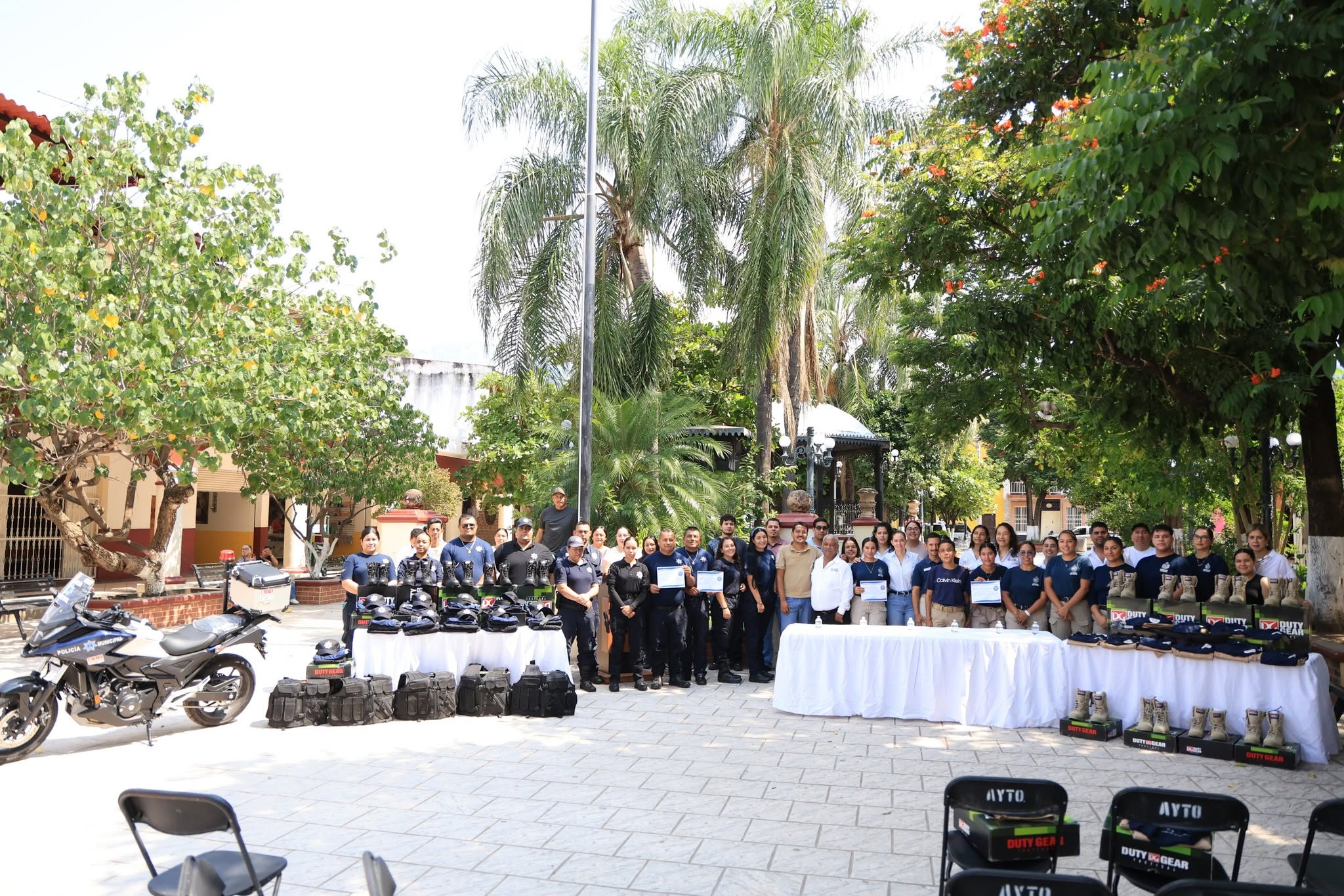 Amatlán de Cañas fortalece Seguridad Pública con motocicleta y uniformes