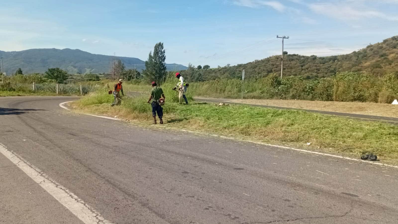 Jala realiza limpieza y retiro de maleza en el entronque a la autopista para mejorar la seguridad vial