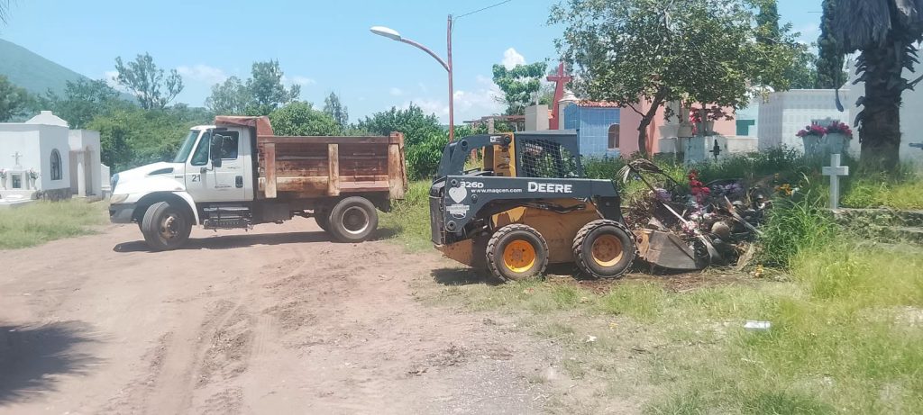 Gobierno de Ahuacatlán realiza mantenimiento en panteones por el Día de Muertos