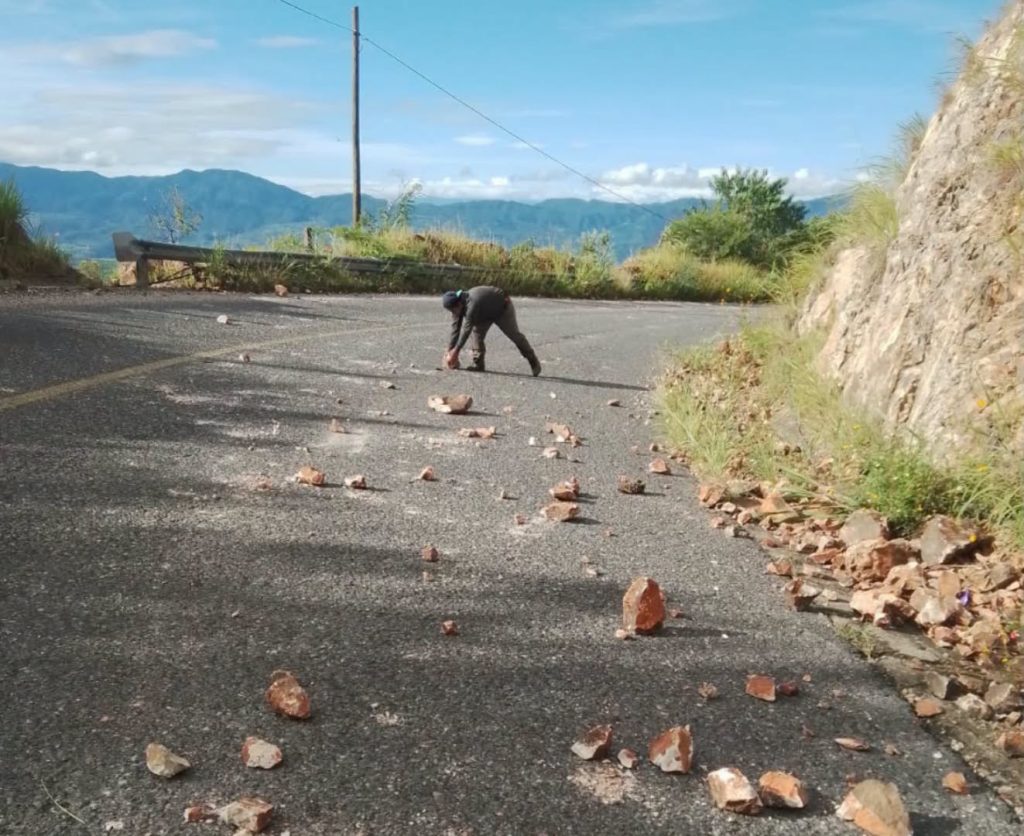 Jala realiza limpieza en el camino Jomulco–Aguajes tras lluvias