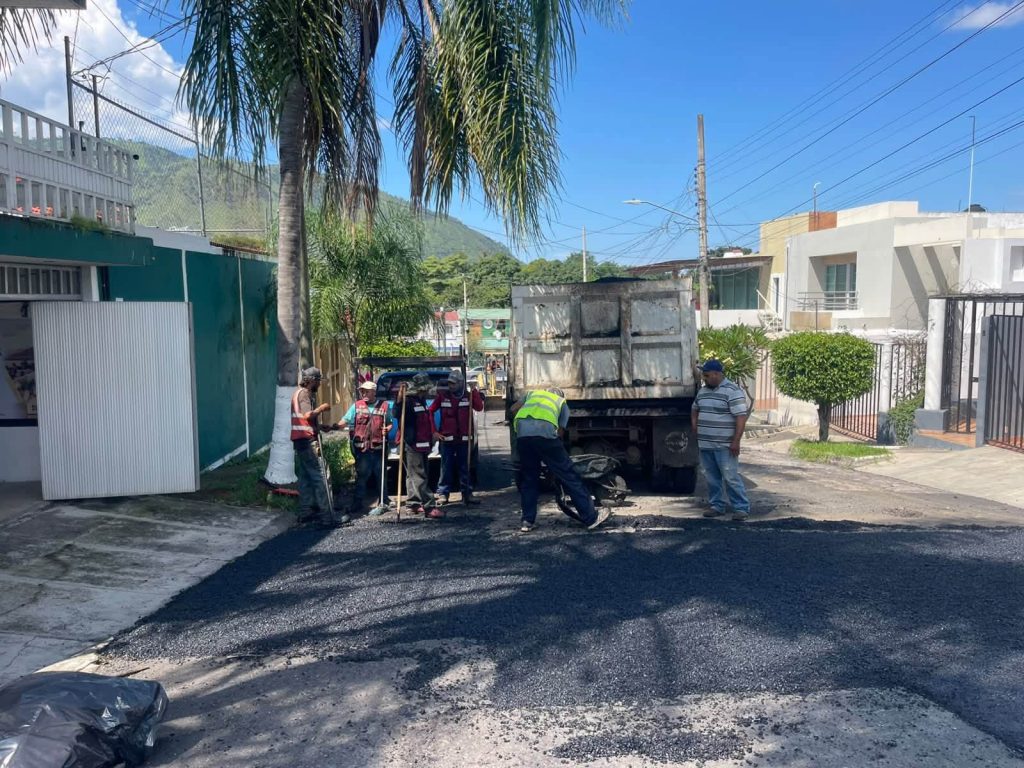 Tepic realiza trabajos de bacheo en la colonia Jardines de la Cruz