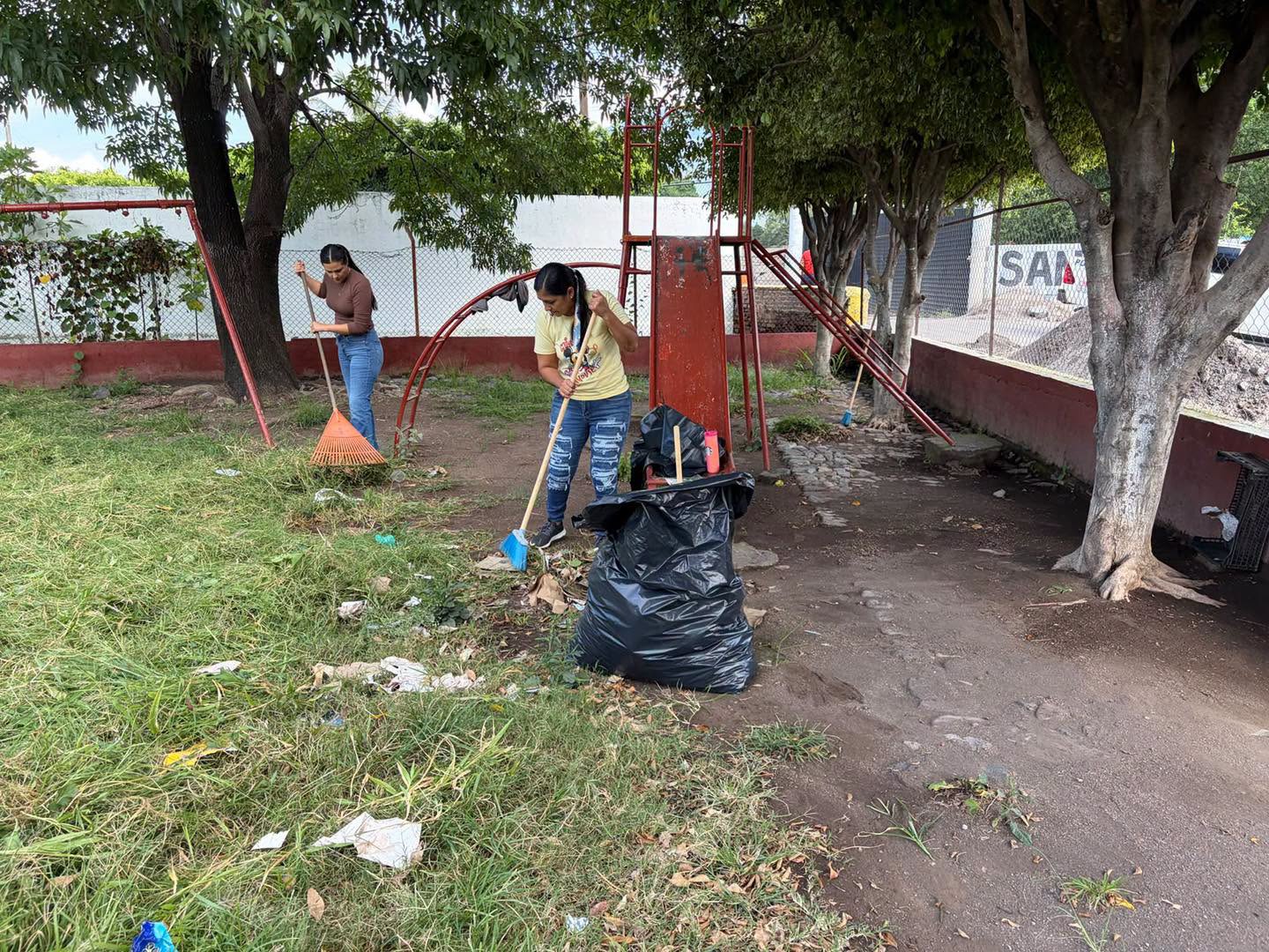 Ahuacatlán realiza jornada de limpieza y mantenimiento en el Parque Infantil Hidalgo