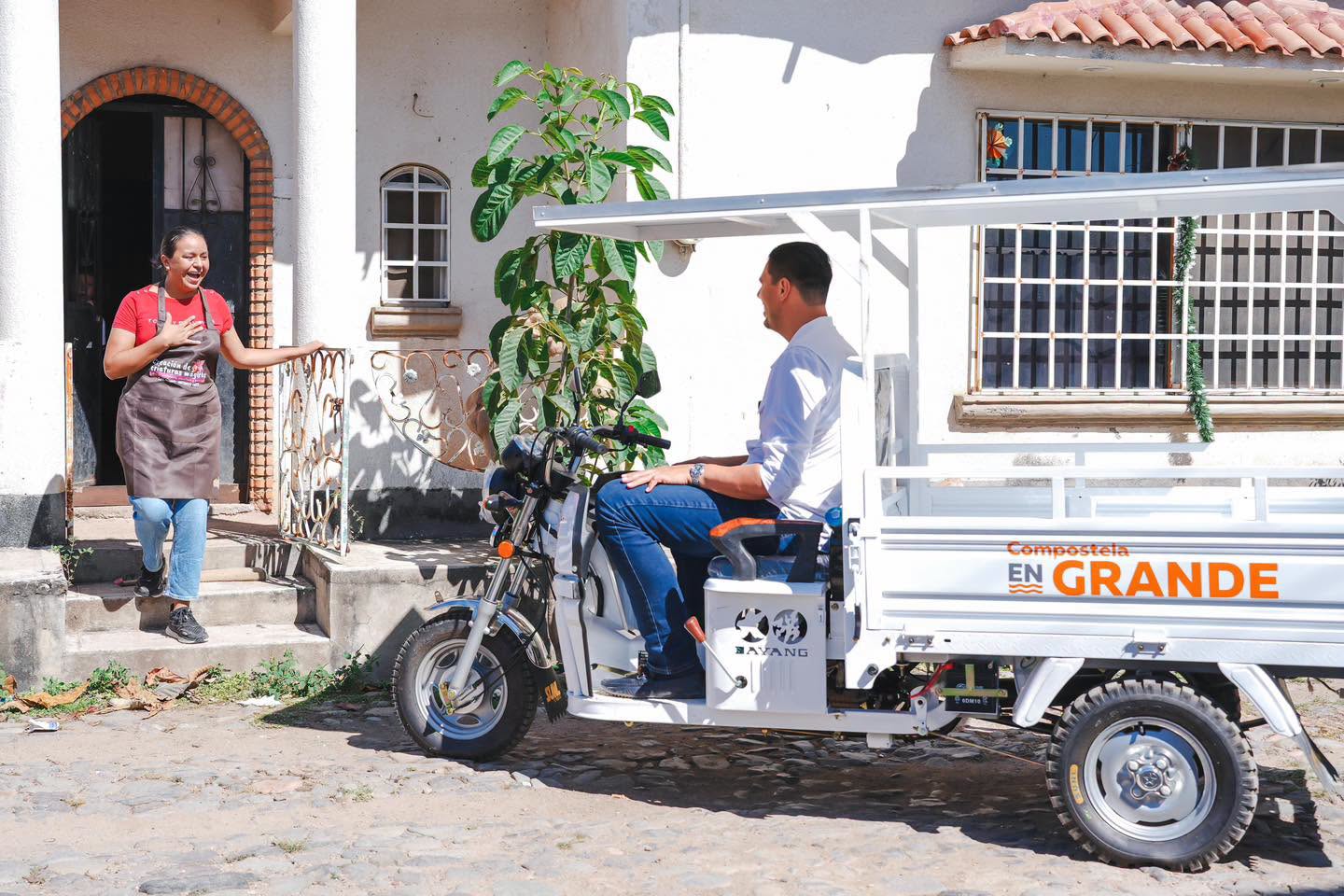 Compostela entrega motocicleta a vecina de Las Piedras para impulsar su emprendimiento