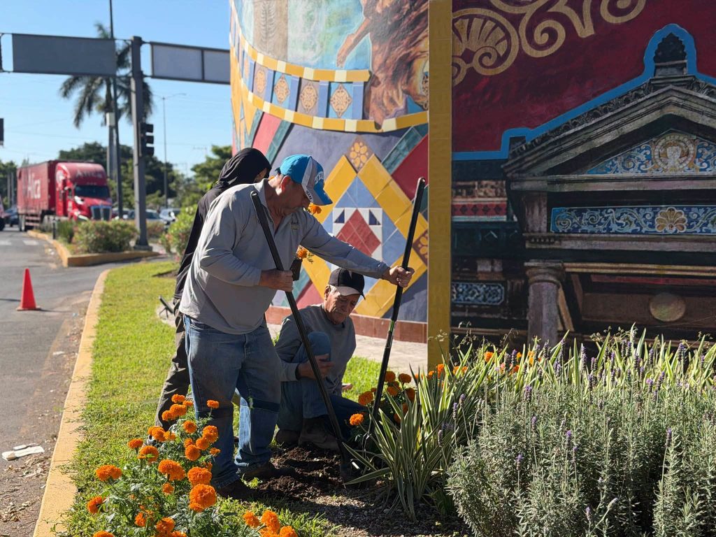 Tepic coloca flores de cempasúchil en el Ángel de la Independencia por el Día de Muertos