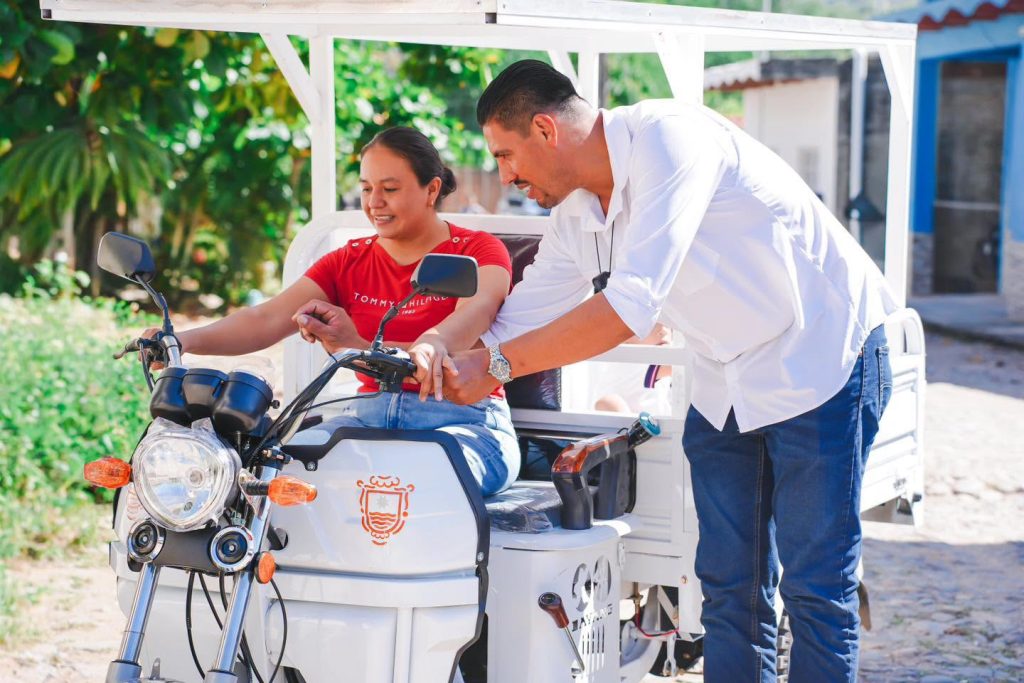 Compostela entrega motocicleta a vecina de Las Piedras para impulsar su emprendimiento