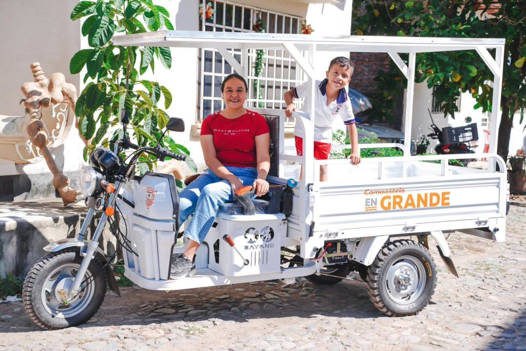 Compostela entrega motocicleta a vecina de Las Piedras para impulsar su emprendimiento