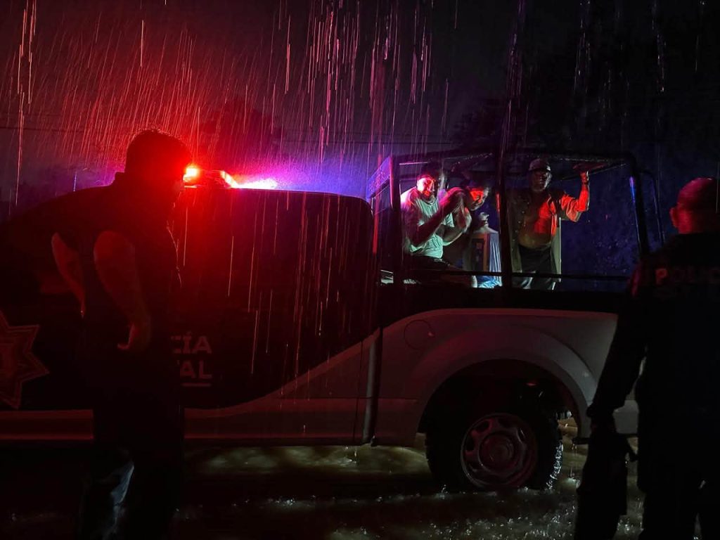 Gobierno de Nayarit apoya evacuación de familias en Ruiz ante fuertes lluvias
