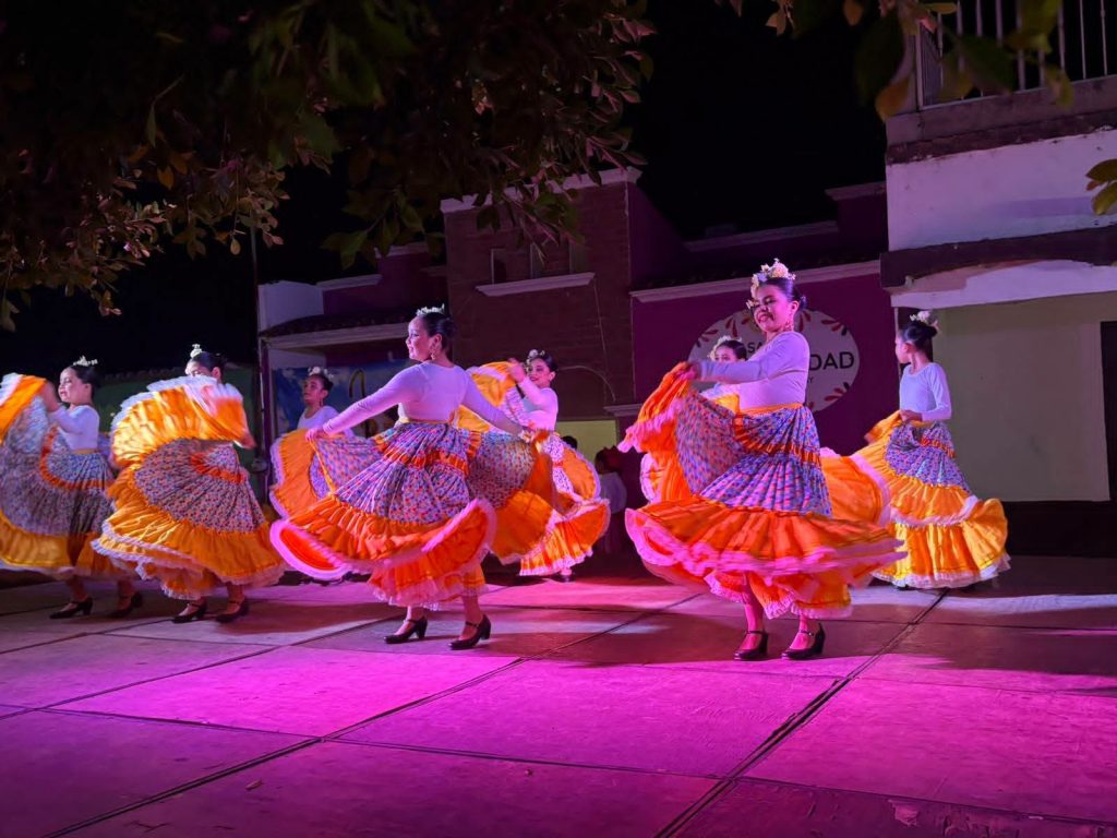 Ballet Folklórico Amate de Amatlán de Cañas se presenta en las Fiestas de Los Mezquites
