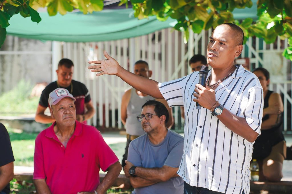 Gustavo Ayón se reúne con habitantes de Los Ayala para atender necesidades de la comunidad