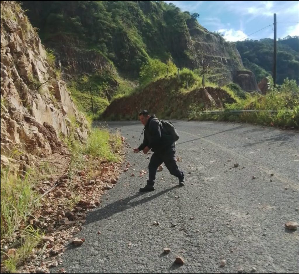 Jala realiza limpieza en el camino Jomulco–Aguajes tras lluvias