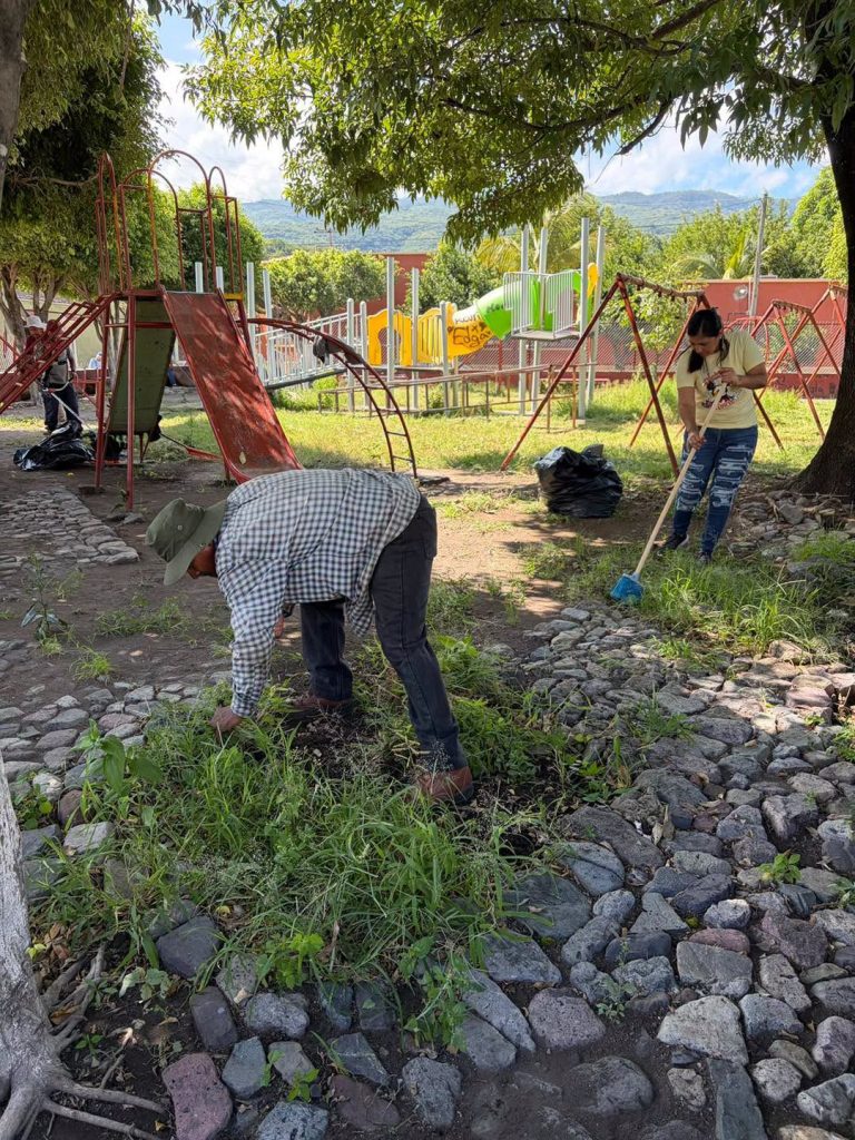 Ahuacatlán realiza jornada de limpieza y mantenimiento en el Parque Infantil Hidalgo