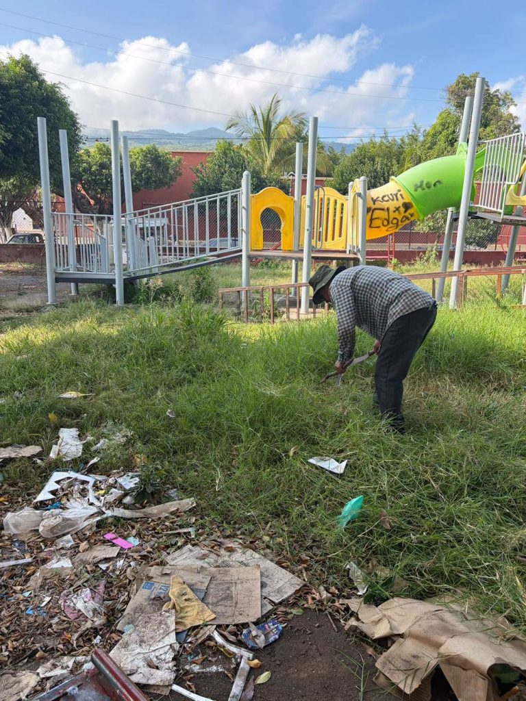 Ahuacatlán realiza jornada de limpieza y mantenimiento en el Parque Infantil Hidalgo