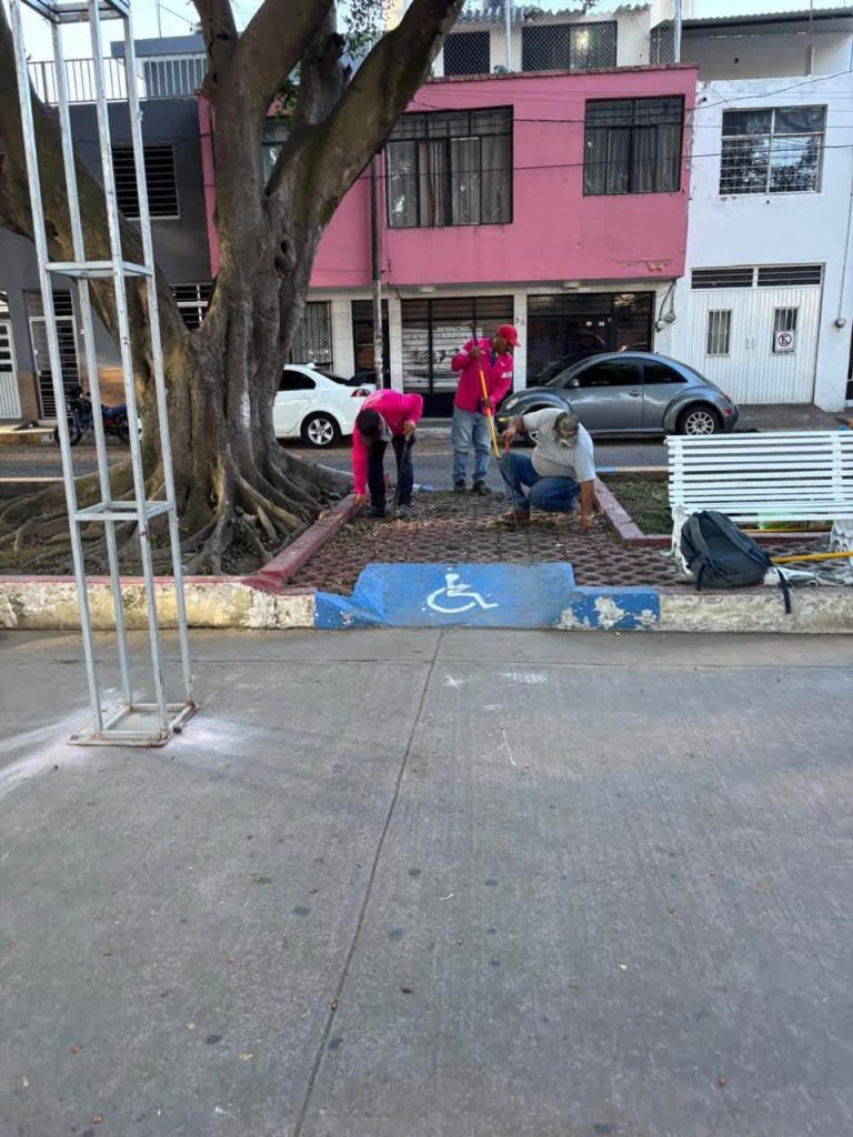 Gobierno de Tepic mantiene labores de limpieza en la calzada del Panteón Hidalgo por el Día de Muertos
