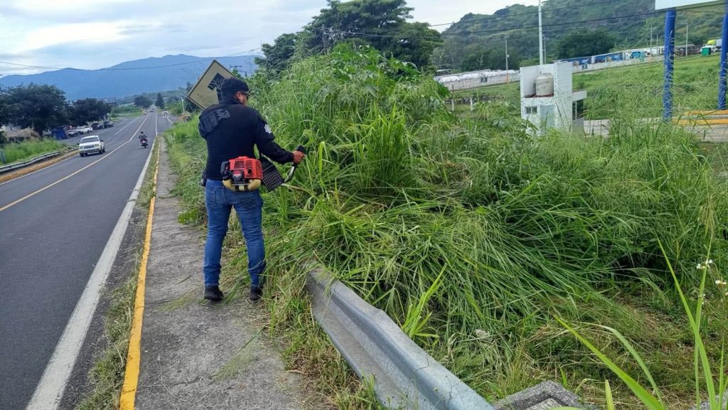 Jala realiza limpieza y retiro de maleza en el acceso al municipio