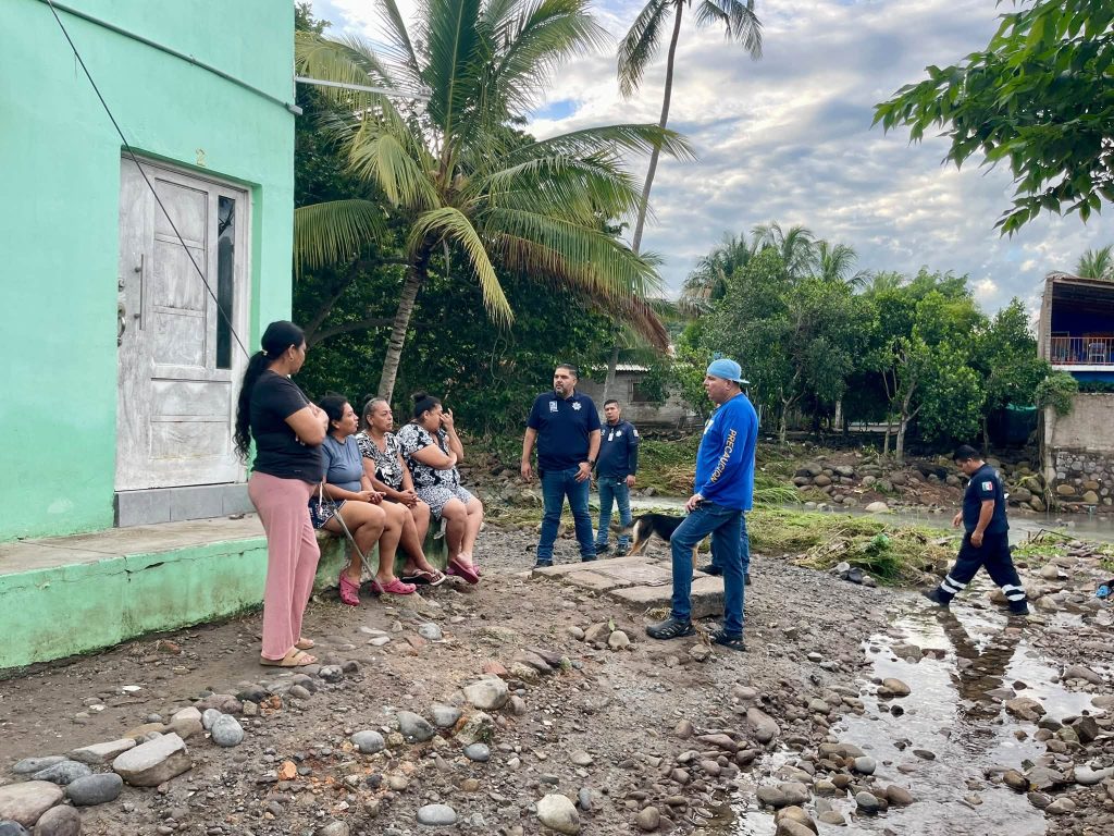 San Blas supervisa daños en Aticama por crecida del arroyo tras lluvias