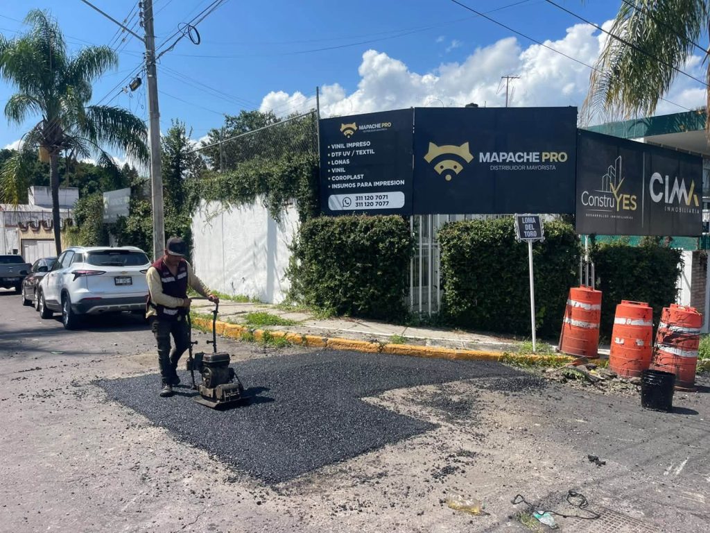 Tepic realiza trabajos de bacheo en la colonia Jardines de la Cruz