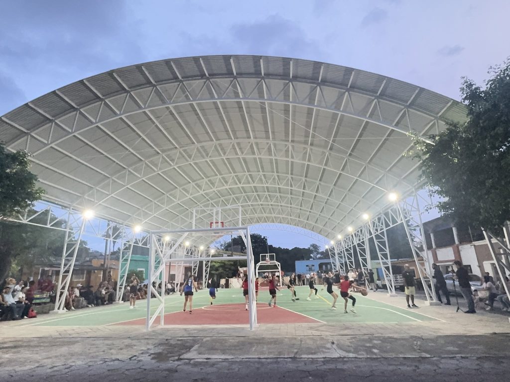 Ahuacatlán inaugura el techado de la cancha de usos múltiples en Uzeta