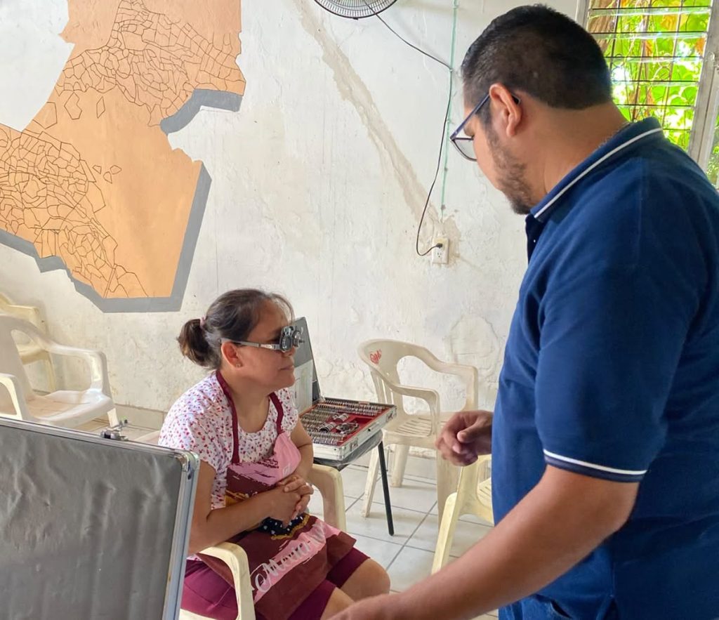 Ahuacatlán realiza jornada de exámenes de la vista para acceder a lentes gratuitos en Uzeta