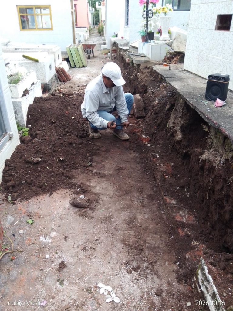 Gobierno de Ahuacatlán realiza mantenimiento en panteones por el Día de Muertos